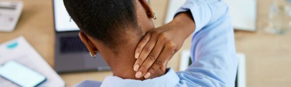 Dolor Entre los Omóplatos en Chicago: ¿Postura, Cuello o Espalda Alta?